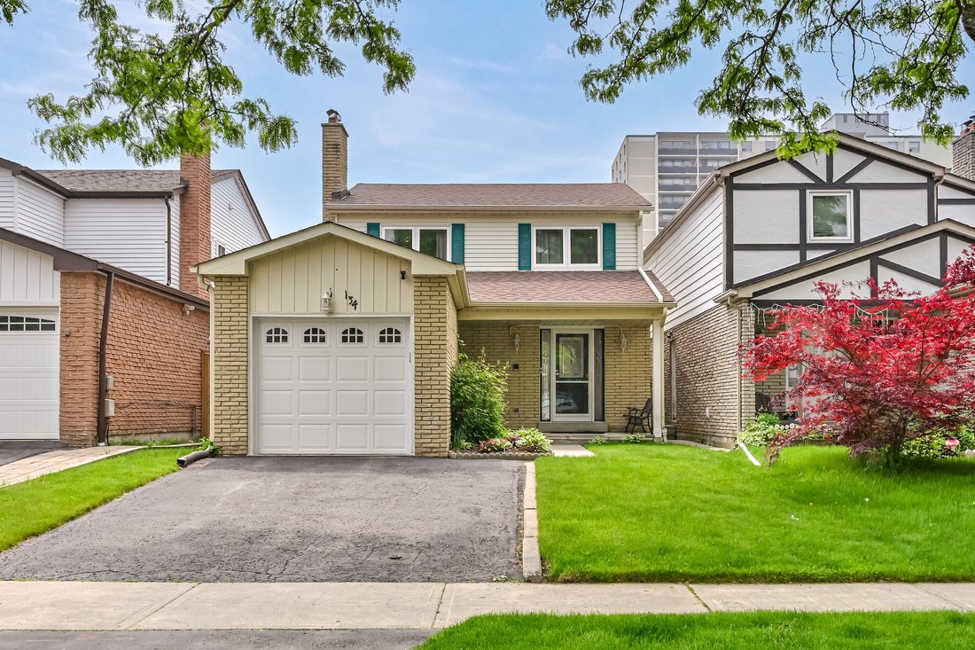 House in Toronto, Ontario, Canada 2 - 15761558