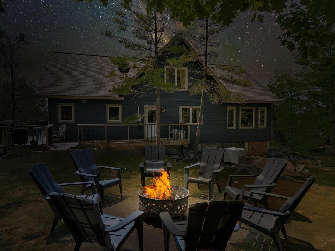 House in Honey Harbour, Ontario, Canada 1 - 15762614