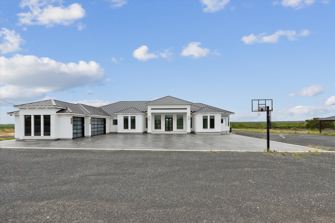 House in Devine, Texas, United States 4 - 15762160