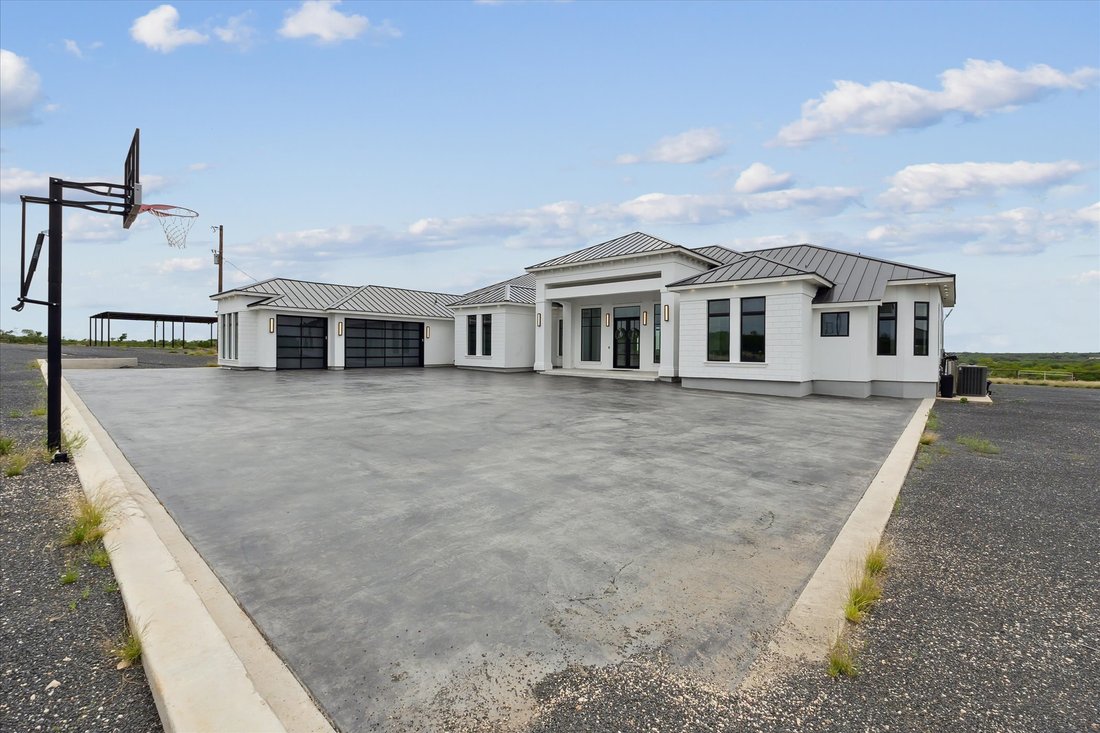 House in Devine, Texas, United States 5 - 15762160