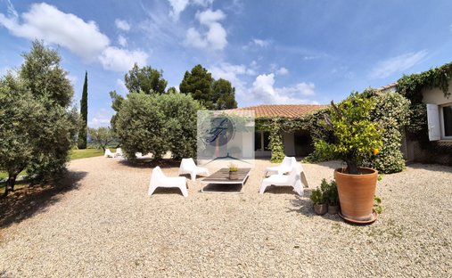 Villa in Saint-Pierre-de-Vassols, Provence-Alpes-Côte d'Azur, France 1