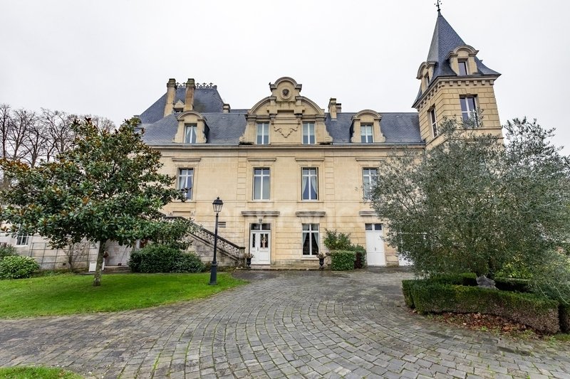 Le Rêve de Pierre: A Sunlit Château Awakens in Soissons’ Golden Embrace