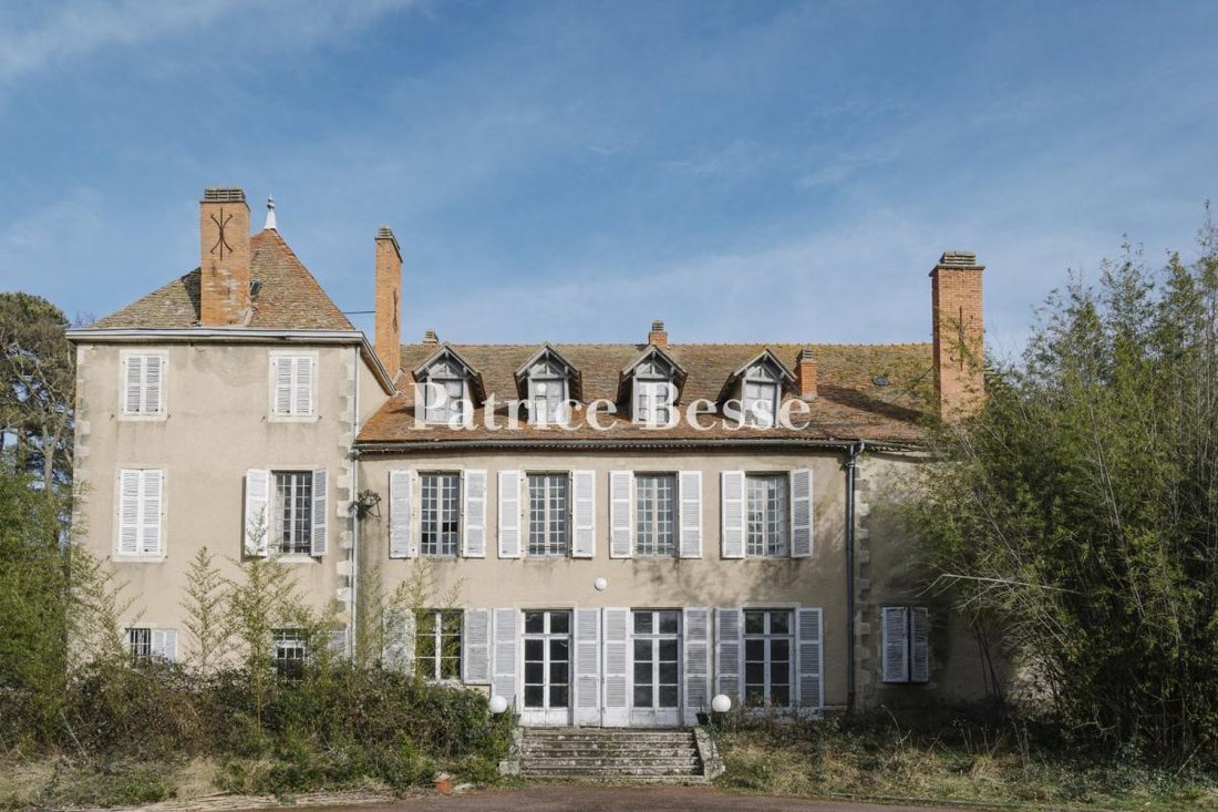 Whispers of the Limagne: A 19th-Century Hilltop Manor in Vichy’s Golden Light