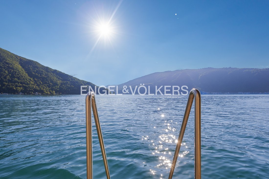 Rare Gem With Direct Lake Access