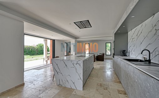 Sale Of Equestrian Estate Aimargues, 260m² 6 Rooms 1,050,000€ With Swimming Pool