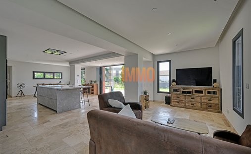 Sale Of Equestrian Estate Aimargues, 260m² 6 Rooms 1,050,000€ With Swimming Pool