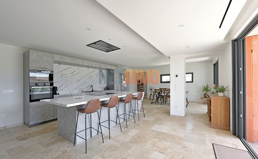 Sale Of Equestrian Estate Aimargues, 260m² 6 Rooms 1,050,000€ With Swimming Pool