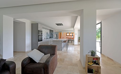 Sale Of Equestrian Estate Aimargues, 260m² 6 Rooms 1,050,000€ With Swimming Pool