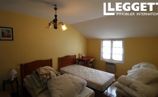 19th C. Property With Lake And Guest Houses