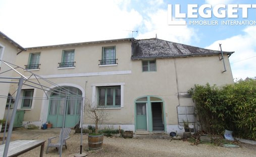 19th C. Property With Lake And Guest Houses