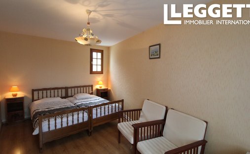 19th C. Property With Lake And Guest Houses