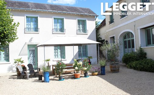 19th C. Property With Lake And Guest Houses