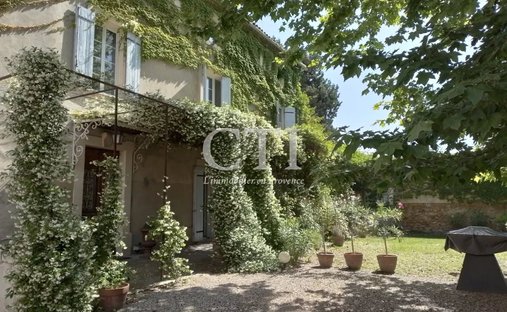 Estate in Ouest Sud, Vaison-la-Romaine, France 1
