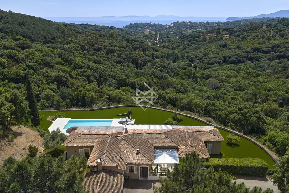 Estate in La Croix-Valmer, Provence-Alpes-Côte d'Azur, France 1 - 15778836