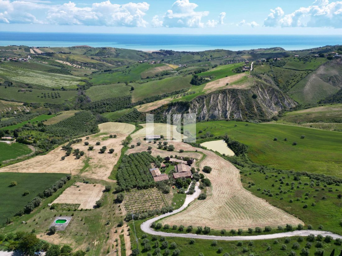 Villa in Roseto degli Abruzzi, Abruzzo, Italy 1 - 15779252