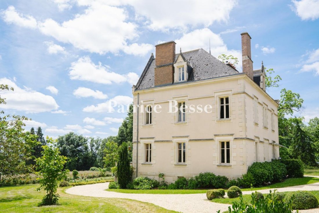 La Maison des Brumes – A Timeless Estate in Vichy’s Golden Countryside