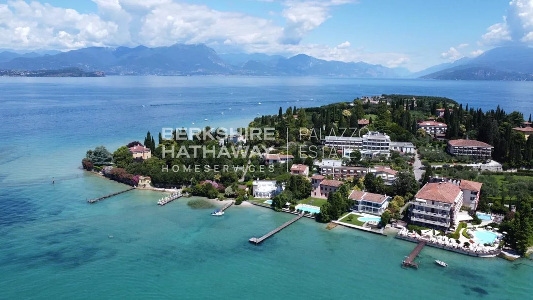 Villa in Center, Sirmione, Lombardy 1 - 15778609