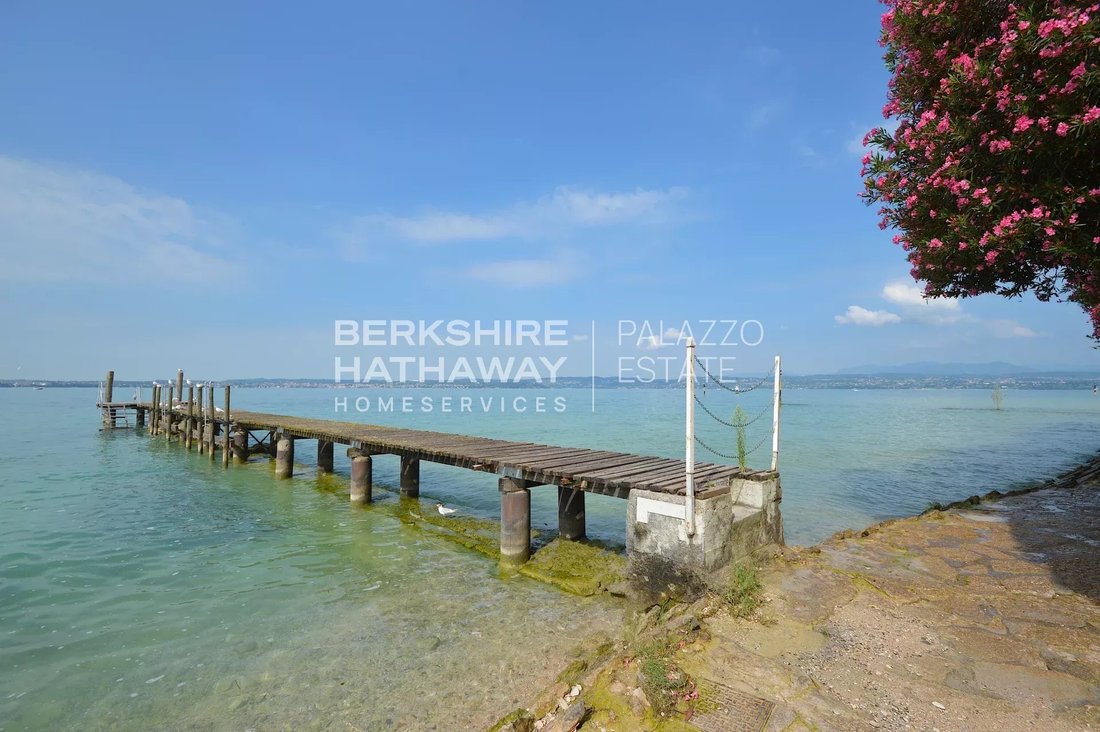 Villa in Center, Sirmione, Lombardy 3 - 15778609
