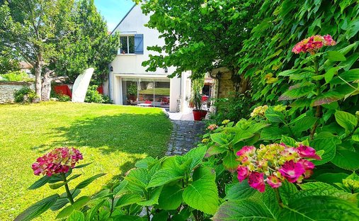 House in Bas, Maule, France 1