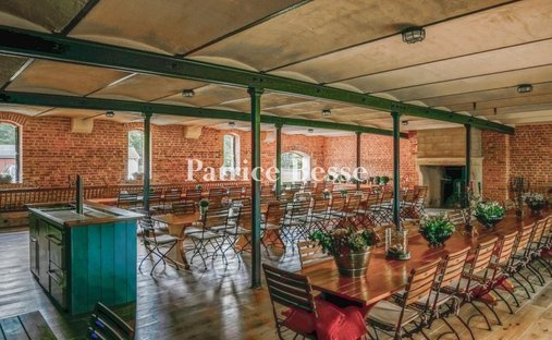 Château 3800 M² Sur Terrain 22ha