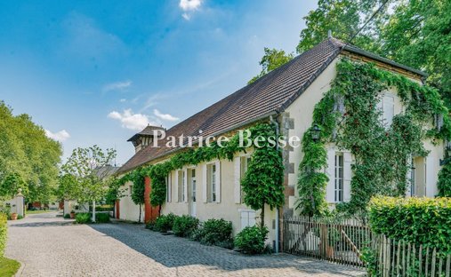 Château 3800 M² Sur Terrain 22ha