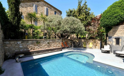 Estate in Vers-Pont-du-Gard, Occitania, France 1