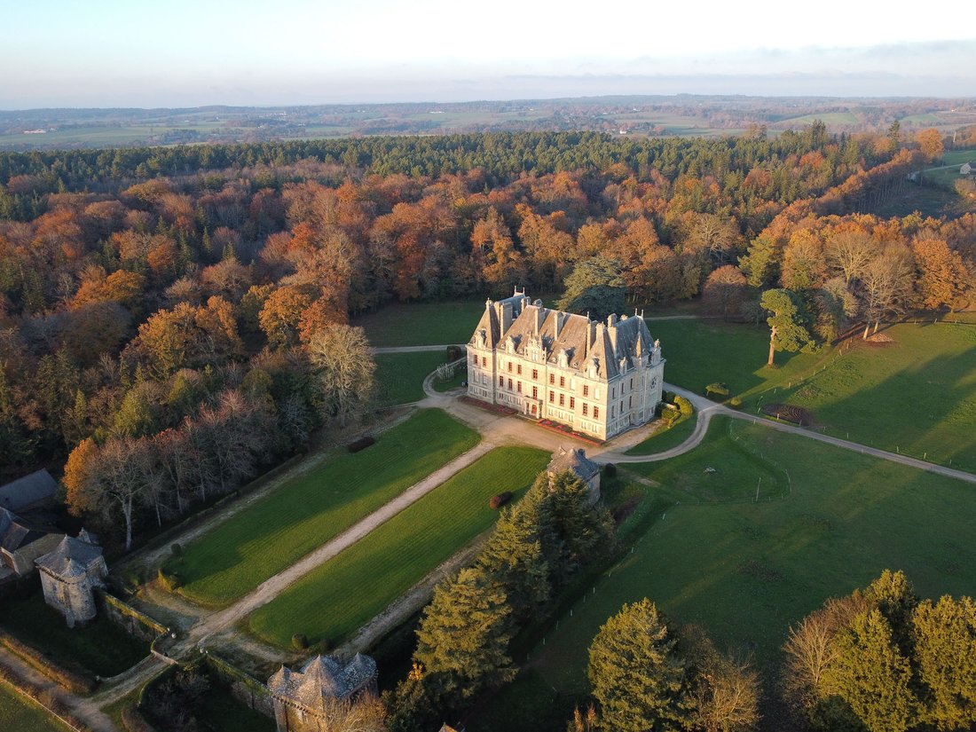 Le Rêve de Granit: A 19th-Century Breton Château Woven from Time and Light