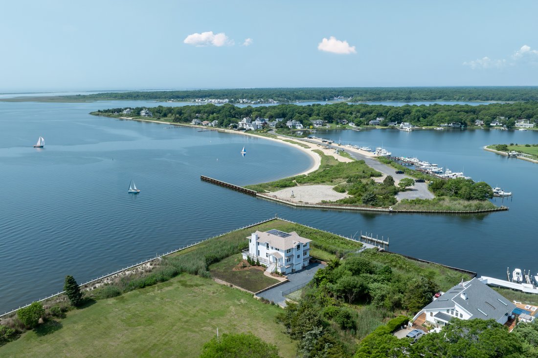 House in Center Moriches, New York, United States 1 - 15791303