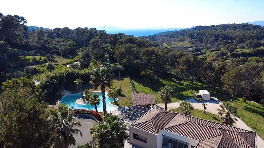 Provençal Serenade: A Sunlit Sanctuary Between Vine & Sea