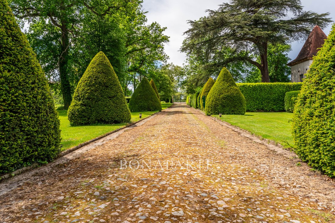 A Whisper of Elegance: 18th-Century Château Between Lyon & Clermont’s Rolling Hills