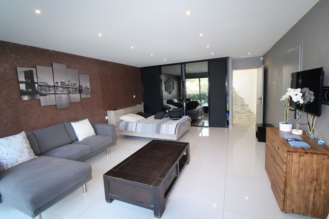 Provençal Serenade: A Sunlit Sanctuary Between Vine & Sea - 5