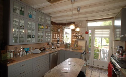 5 Min From Sainte Foy La Grande: Historic Castle Of 600m², Its Vineyard Of 85ha, Gîtes, Stable And 3