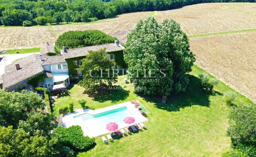 5 Min From Sainte Foy La Grande: Historic Castle Of 600m², Its Vineyard Of 85ha, Gîtes, Stable And 3