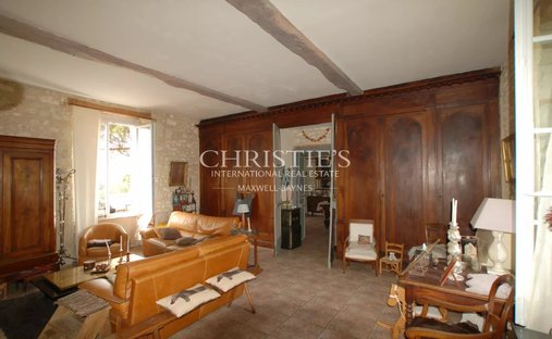 5 Min From Sainte Foy La Grande: Historic Castle Of 600m², Its Vineyard Of 85ha, Gîtes, Stable And 3