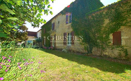 5 Min From Sainte Foy La Grande: Historic Castle Of 600m², Its Vineyard Of 85ha, Gîtes, Stable And 3