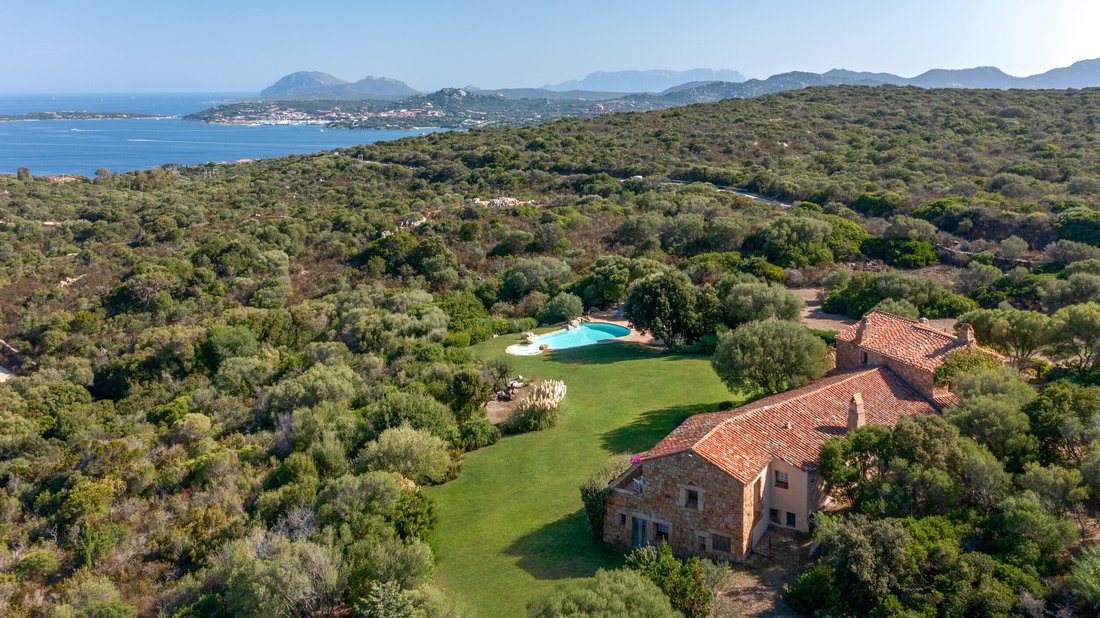 Estate in San Pantaleo, Olbia, Italy 1 - 15173189