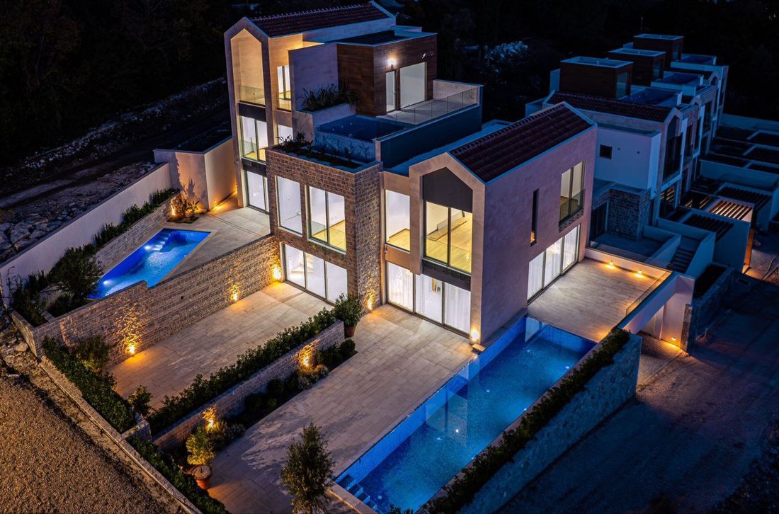 Villa in Donja Lastva, Tivat Municipality, Montenegro 1 - 15800731