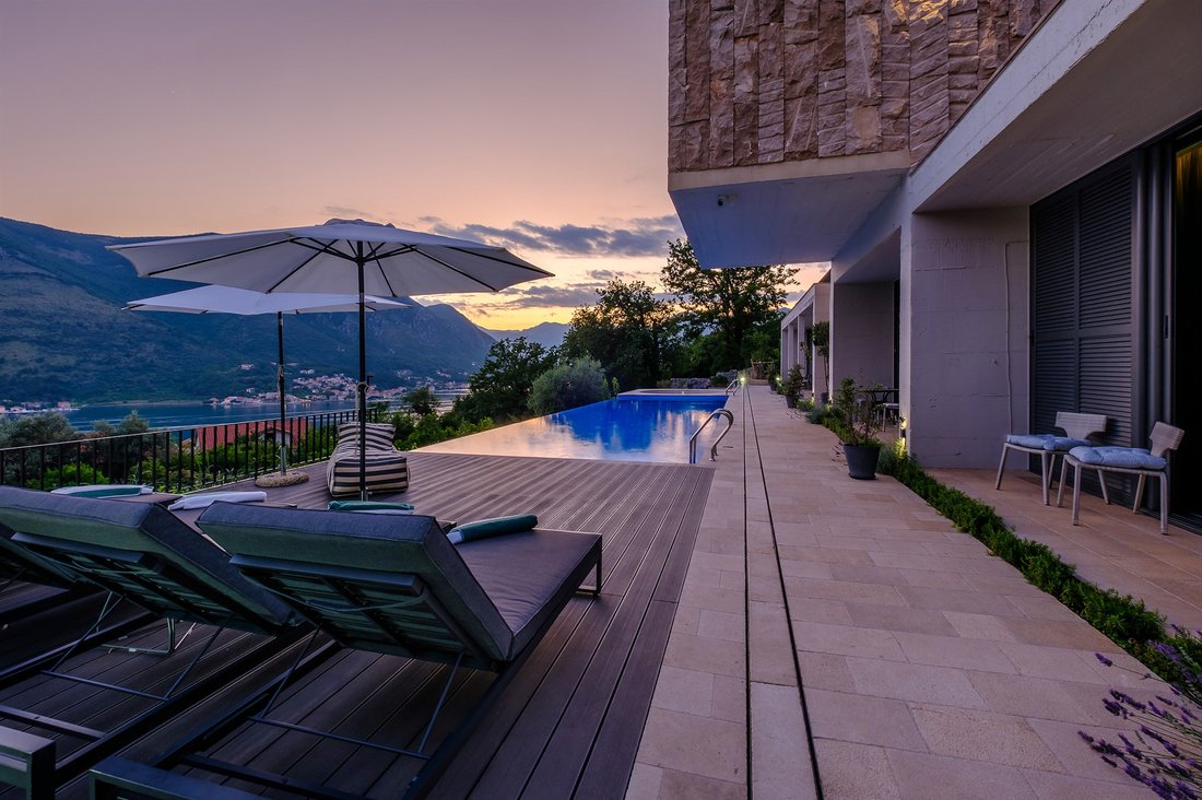 Villa in Dobrota, Kotor Municipality, Montenegro 2 - 15800657