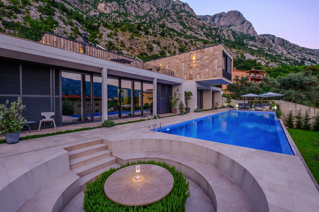 Villa in Dobrota, Kotor Municipality, Montenegro 4 - 15800657