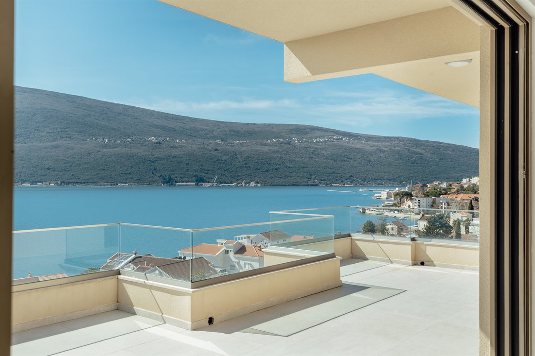 Apartment in Baošići, Herceg Novi Municipality, Montenegro 1 - 15800737