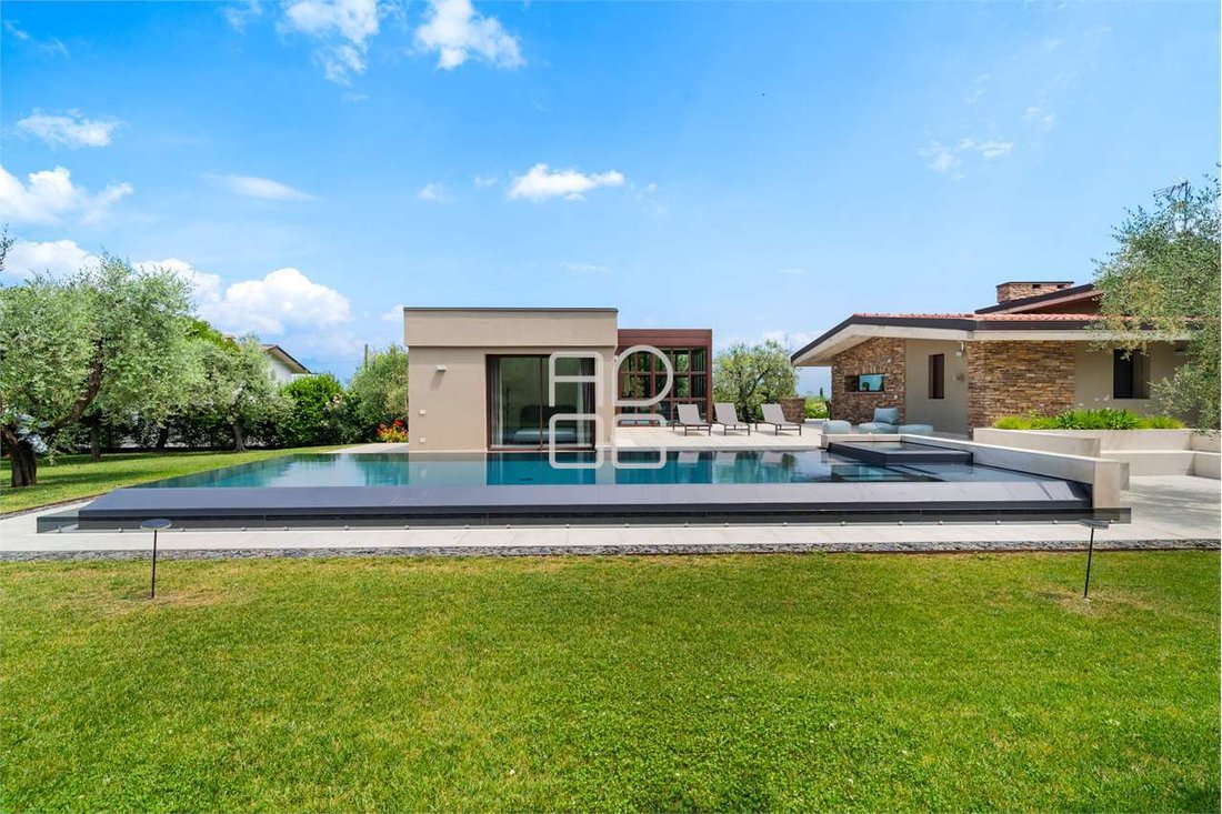 Villa in Manerba del Garda, Lombardy, Italy 2 - 15805123
