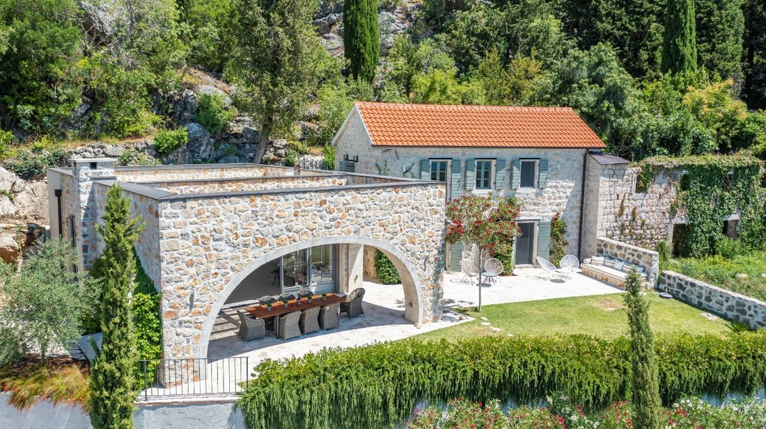Villa in Herceg Novi, Herceg Novi Municipality, Montenegro 1 - 15800705