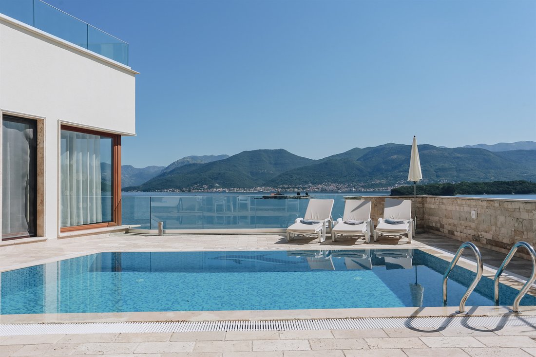 Villa in Tivat, Tivat Municipality, Montenegro 2 - 15800719