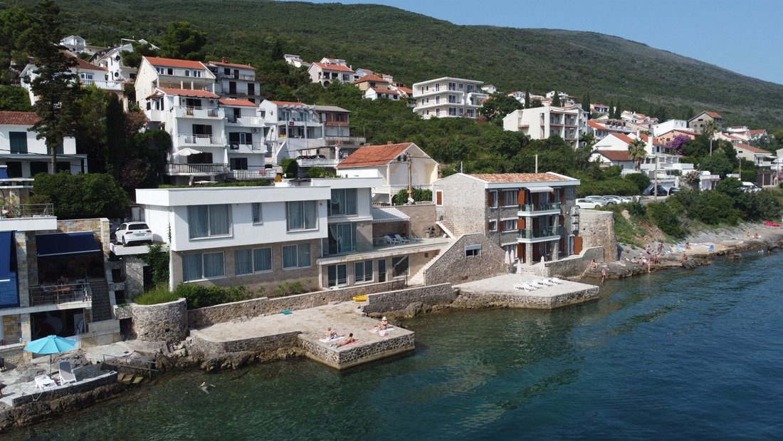Villa in Krašići, Tivat Municipality, Montenegro 1 - 15800726
