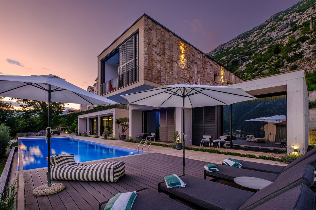Villa in Dobrota, Kotor Municipality, Montenegro 1 - 15800657