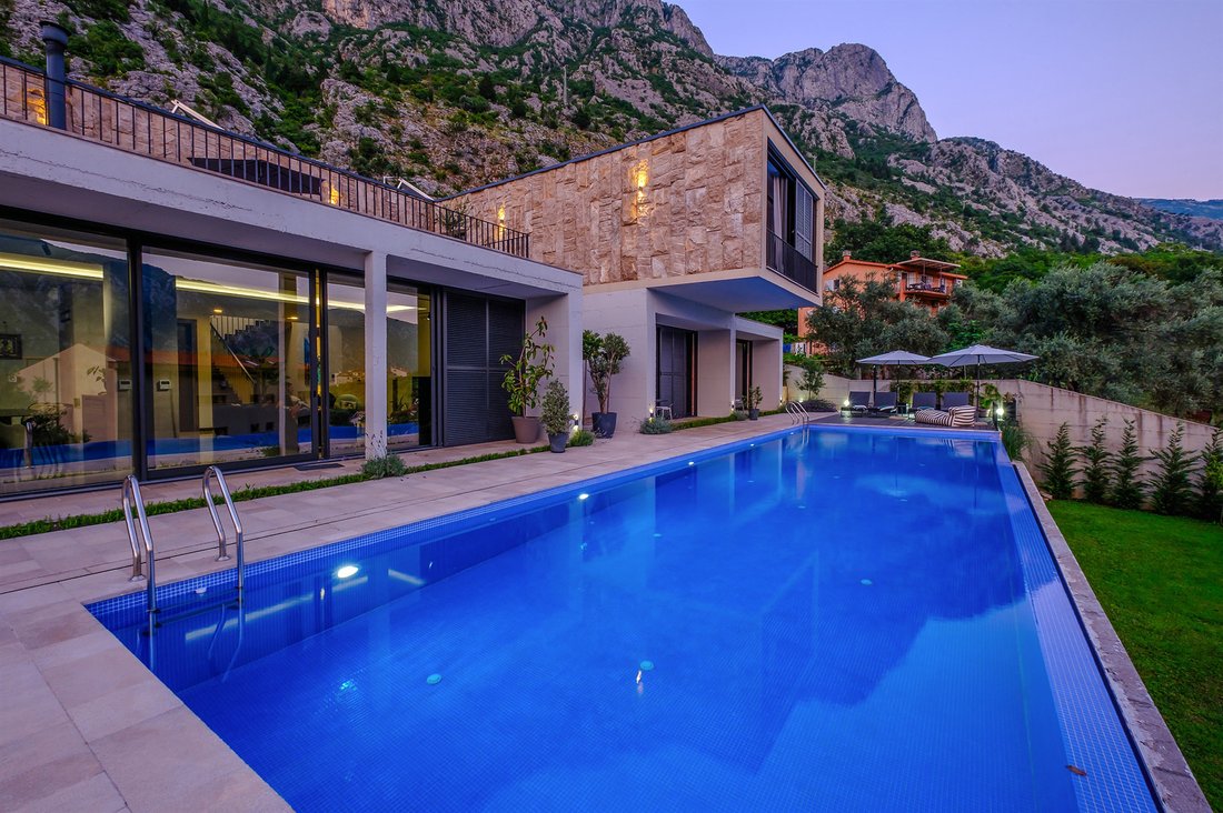 Villa in Dobrota, Kotor Municipality, Montenegro 3 - 15800657