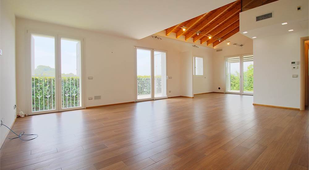 Villa in Oltrona di San Mamette, Lombardy, Italy 2 - 15802308