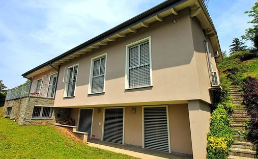 Villa in Oltrona di San Mamette, Lombardy, Italy 1