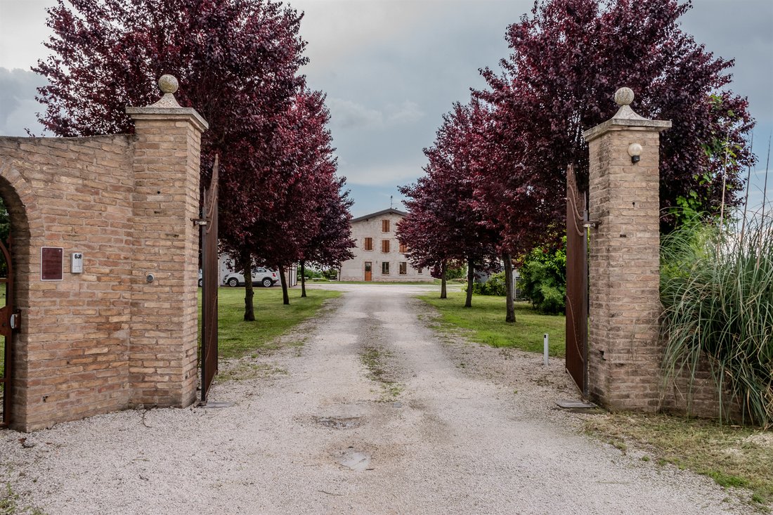 Farm Ranch in Castel Venzago, Lonato del Garda, Lombardy 2 - 15281654