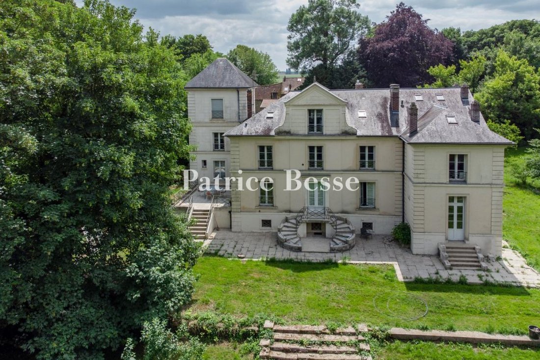 Le Château des Murmures – A Moated Haven of Timeless Elegance, 35km from Paris